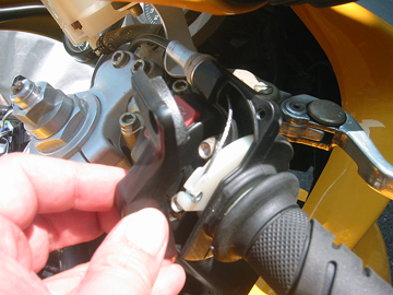 スロットルワイヤーにオイル注入 なんでもメンテ バイク Ducati 748r Ss900ばっかりだけど