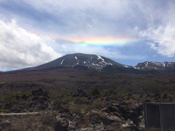 浅間山の頂上に不思議な虹が出始めた