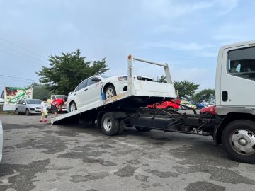 レッカーで車を運んでくる競技者もいる