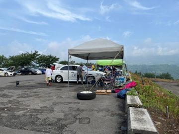 みなさんそれぞれテント設営