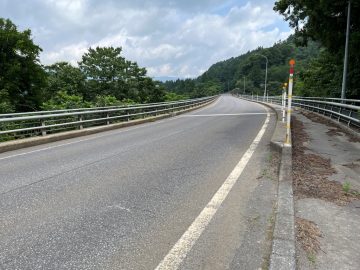 雪国の見事な国道と橋