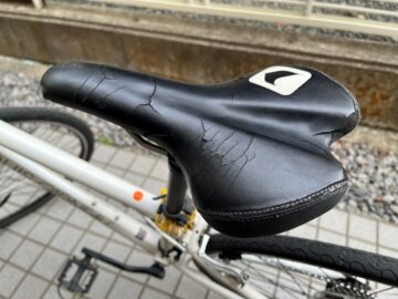 サドルがひび割れまくり